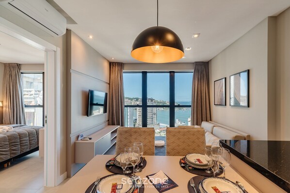 Basic Apartment | Dining - MHF II Apts Variados em Prédio com Vista para o Mar em Itapema (Itapema)