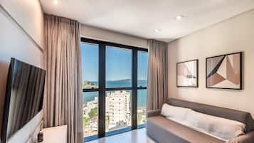 Leilighet – basic | Oppholdsområde | En 32-tommers smart-TV med digitale kanaler samt bordtennis