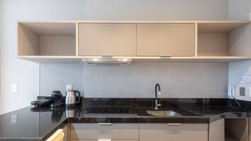Appartement de base | Cuisine privée | Four à micro-ondes, cafétière à espresso, bouilloire électrique