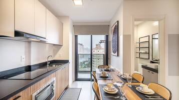 Eenvoudig appartement | Privékeuken | Een magnetron, een espressoapparaat, een waterkoker