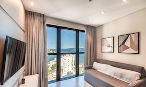 Apartamento básico | Área de estar | Smart TV 32 polegadas com canais digitais, mesa de pingue-pongue