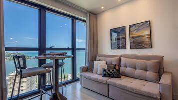 Apartamento básico | Área de estar | Smart TV 32 polegadas com canais digitais, mesa de pingue-pongue