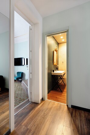 Vierbettzimmer, Stadtblick (Proserpina) | Badezimmer