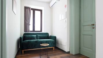 Quadruple Room, City View (Proserpina) | Living area