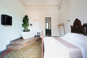 Quadruple Room, City View (Proserpina) | Blackout curtains, soundproofing, iron/ironing board, free WiFi - Holiday Lux Boutique Room (Catania)