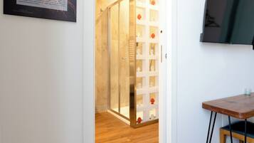 Doppia Classic, vista città (Encelado) | Bagno | Asciugacapelli, asciugamani, sapone, shampoo