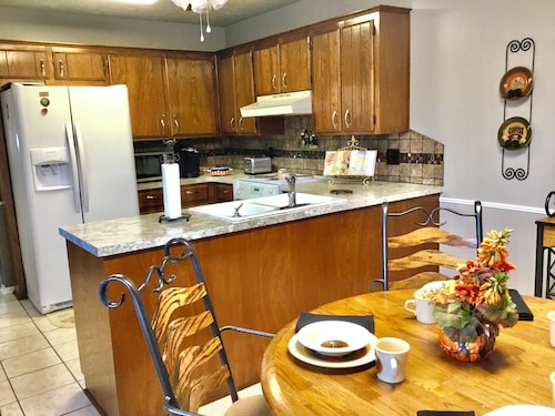 Cozy 1-bedroom apartment in pleasant Claremore with AC, WiFi