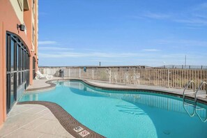 Alberca techada y alberca climatizada