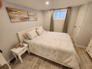 3 bedrooms, desk, iron/ironing board, WiFi - Diamond in Wine Country (St. Catharines)