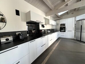 Køleskab, mikrobølgeovn, ovn, kogeplade