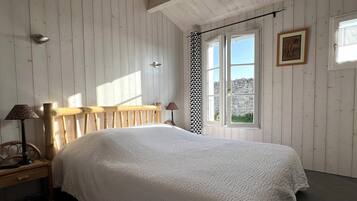 4 makuuhuonetta, silitysrauta/-lauta, vauvan matkasÀnky, internet