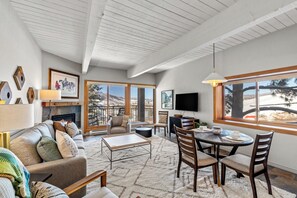 Télévision, cheminée