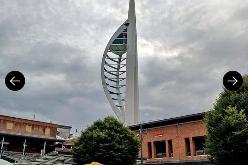 Un edificio moderno con una estructura original en forma de vela.