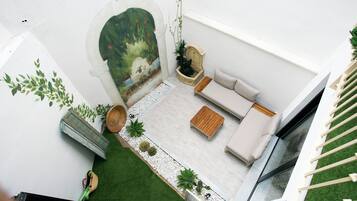 Studio suite | Een kluis op de kamer, een laptopwerkplek, verduisterende gordijnen