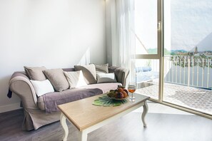 Caja de seguridad en la habitación y espacio para trabajar con laptop 