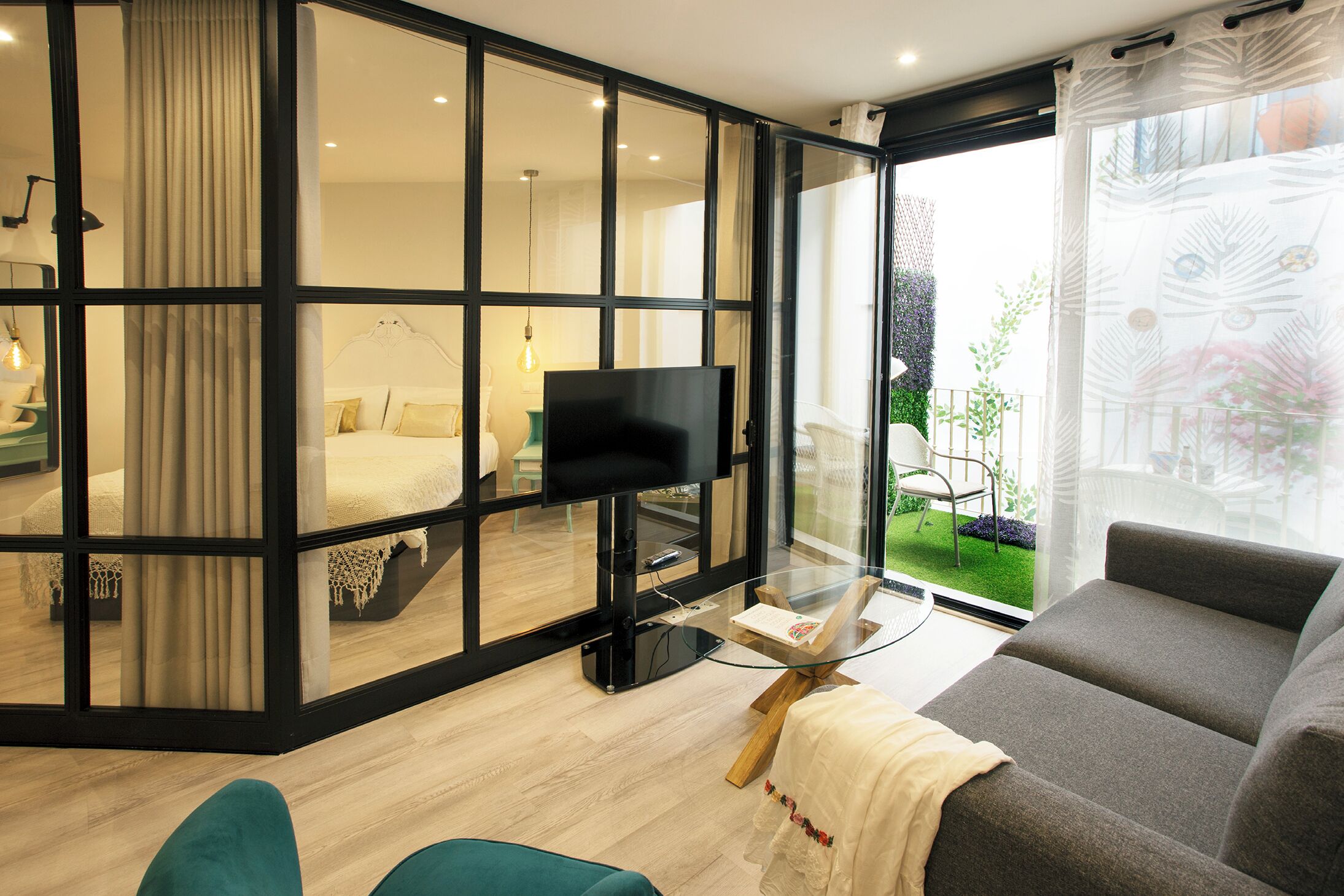 高级套房 | 客房内保险箱、笔记本电脑工作区、遮光窗帘、熨斗/熨板