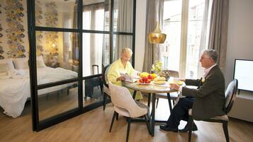 Suite junior | 1 dormitorio, caja fuerte, espacio para trabajar con un portátil