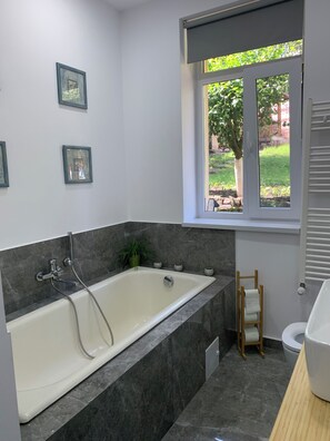 Dusj, hårføner, håndklær og såpe