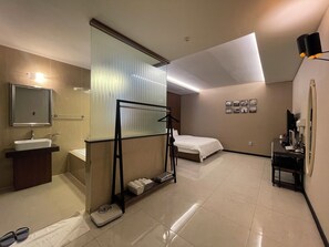 Classic Double Room | Bathroom | Separate tub and shower, free toiletries, hair dryer, towels - SEPTEMBER HOTEL (Yangsan)