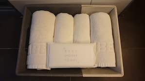 Separate tub and shower, free toiletries, hair dryer, towels - SEPTEMBER HOTEL (Yangsan)
