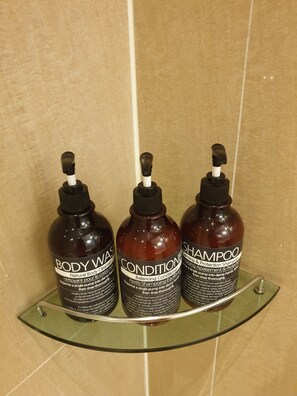 Badewanne und Dusche (separat), kostenlose Toilettenartikel