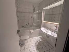 Standard Triple Room | Bathroom | Hair dryer, towels, soap, shampoo