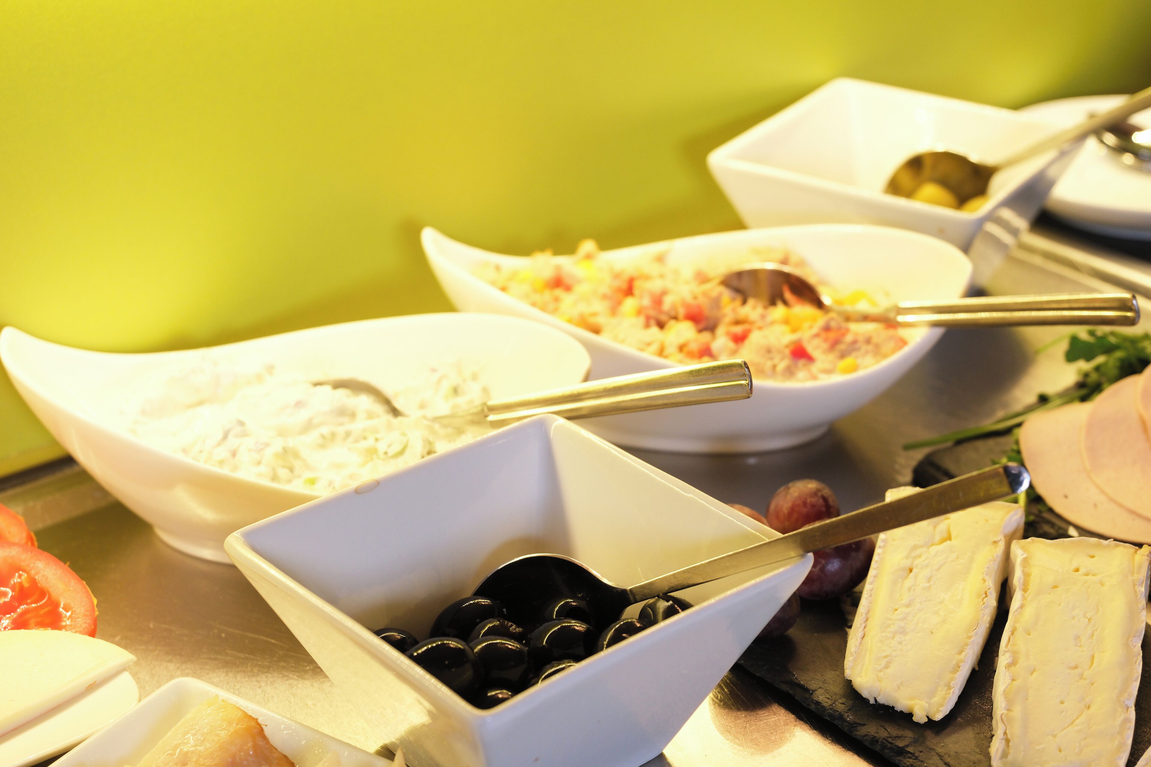 朝食 (ビュッフェ)、毎日提供 (無料)