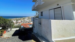 Un edificio bianco con un balcone affacciato sulla costa.