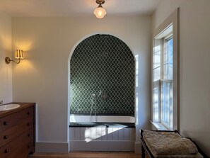 シャワー、ヘアドライヤー、タオル、石鹸