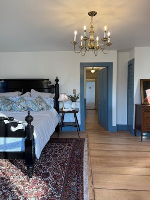 6 室のベッドルーム、デスク、アイロン / アイロン台、旅行用ベビーベッド