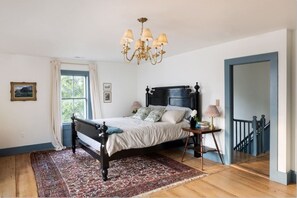 6 bedrooms, desk, iron/ironing board, travel crib