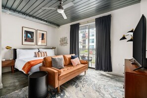1 bedroom, desk, iron/ironing board, travel cot - Lodgeur | Sunlit & airy studio loft | Midtown (Houston)