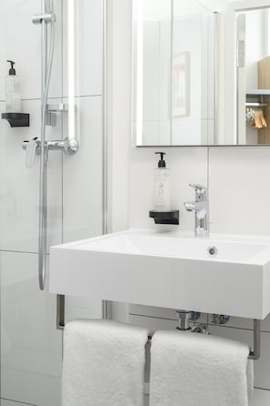 Shower, hair dryer, towels, soap - B&B Hotel Kalisz (Kalisz)