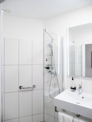 Eenpersoonskamer, uitzicht op de stad | Badkamer | Een douche, een haardroger, handdoeken, zeep
