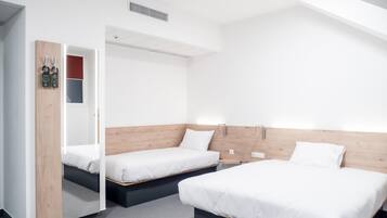 Kamar Triple Keluarga, 1 kamar tidur | Meja kerja, ruang kerja ramah laptop, kedap suara, dan Wi-Fi gratis
