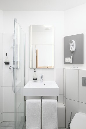 Doccia, asciugacapelli, asciugamani, sapone