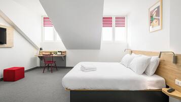 1 bedroom, desk, laptop workspace, soundproofing