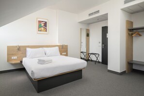 Camera doppia | Una scrivania, postazione laptop, insonorizzazione, Wi-Fi gratuito