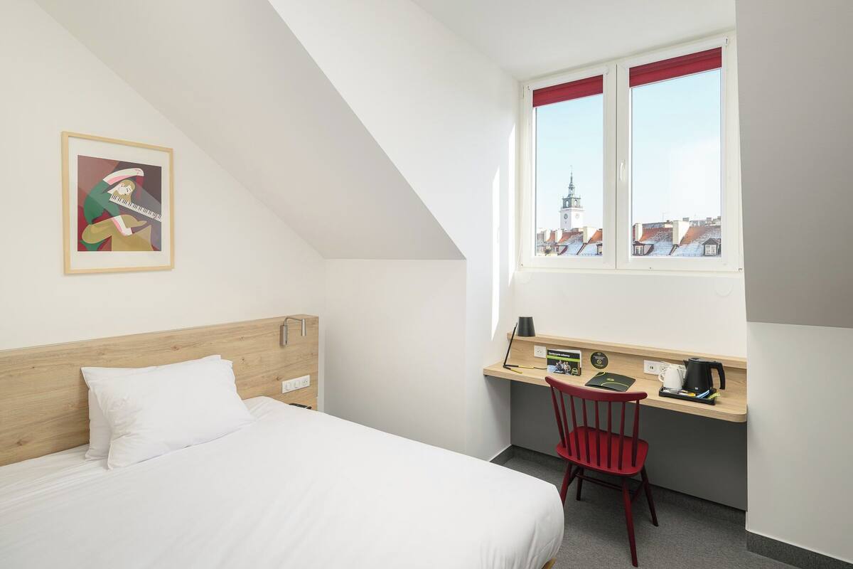 1 bedroom, desk, laptop workspace, soundproofing