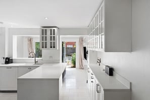 Fridge, microwave, oven, stovetop - Luxury 3 Bed Shard View House! Private parking,Garden, on Door step of the city! (London)