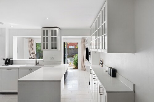 Luxury 3 Bed Shard View House! Private parking,Garden, on Door step of the city!