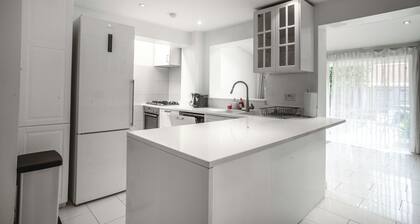 Luxury 3 Bed Shard View House! Private parking,Garden, on Door step of the city!