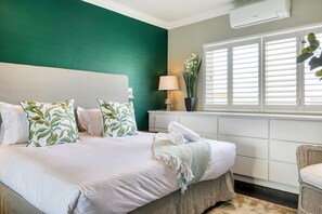 2 habitaciones y tabla de planchar con plancha