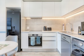 Fridge, microwave, oven, stovetop - Mountain and Seaview apartment in De Waterkant Strand Street (Cape Town)