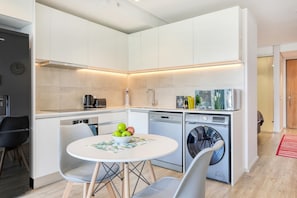 Fridge, microwave, oven, stovetop - Mountain and Seaview apartment in De Waterkant Strand Street (Cape Town)