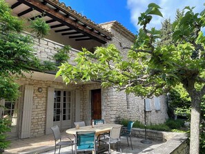 Outdoor dining - La Familiale - Provencal house with swimming pool and breathtaking view of Gordes (Gordes)