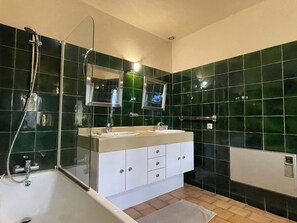 Dusj, toalettartikler (inkludert), hårføner og håndklær