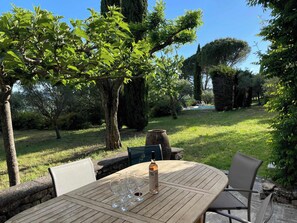Outdoor dining - La Familiale - Provencal house with swimming pool and breathtaking view of Gordes (Gordes)