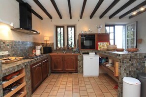 Fridge, microwave, oven, stovetop - La Familiale - Provencal house with swimming pool and breathtaking view of Gordes (Gordes)