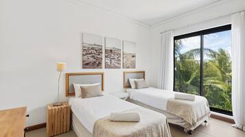 3 chambres, coffres-forts dans les chambres, fer et planche Ă repasser